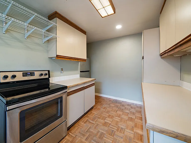 Kitchen cabinets and counter space