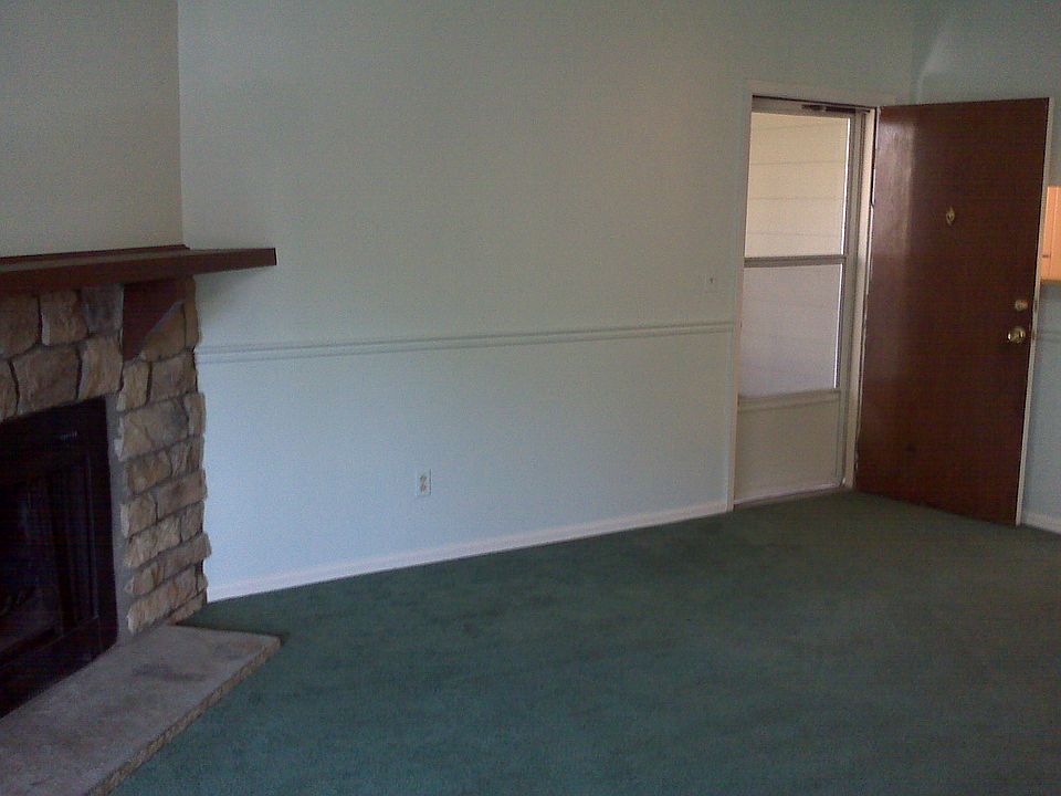 Entry+living room+fireplace