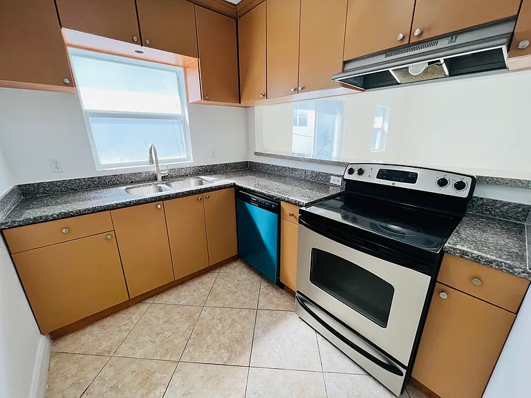 952 Bay Dr #6 — Photo 9