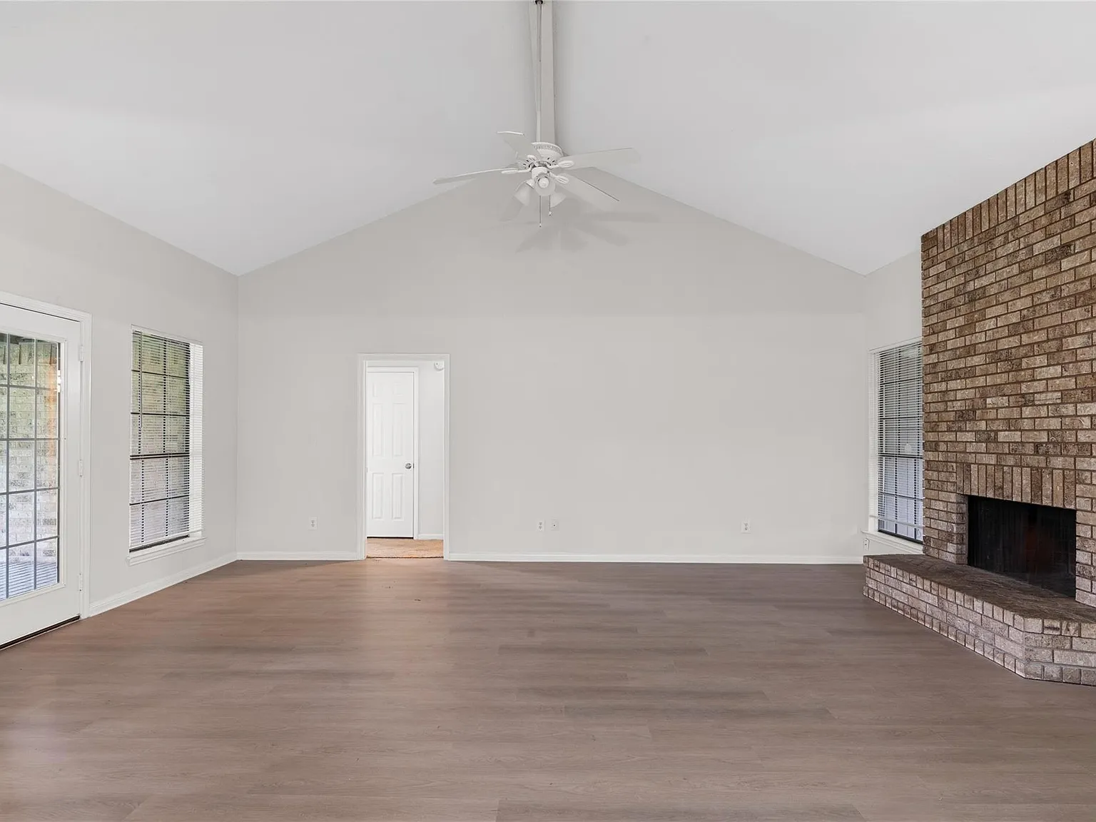 3 bed, 2.0 bath, 1379 sqft, $1,600 — Photo 2