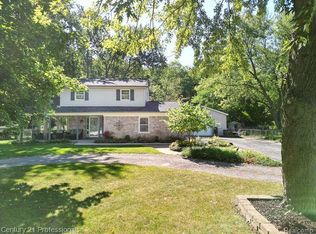 3244 Spring Meadow Dr, Rochester, MI 48306