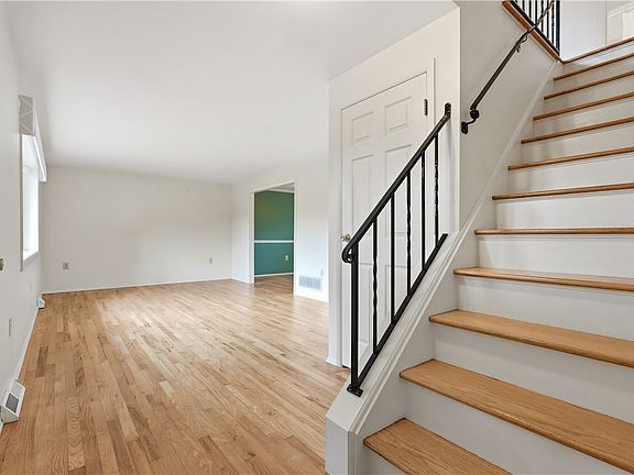 3rd image of 8836 Willoughby Rd
