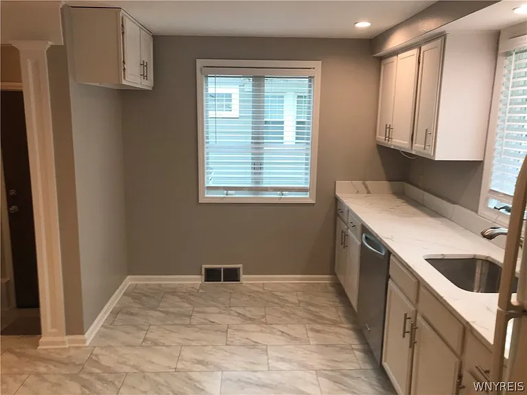 88 E Royal Pkwy — Photo 7