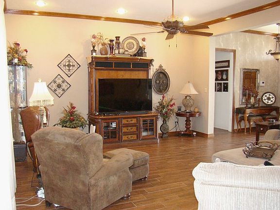 3rd image of 1402 NE Quail Run Blvd