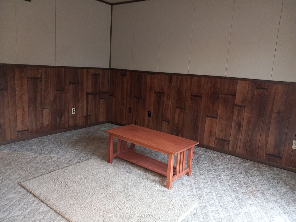 Large Living room - clean & ready to move in