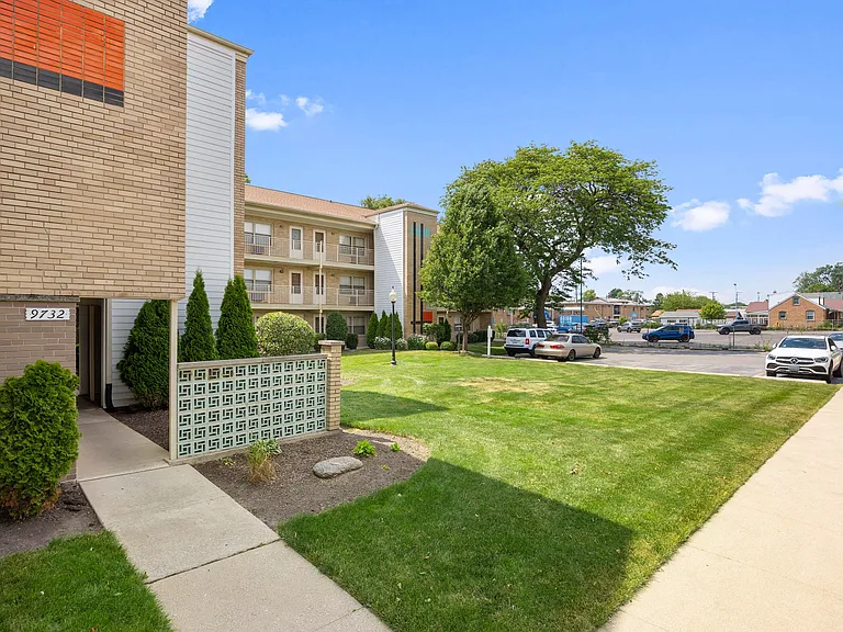 The Riviera Apartments of Evergreen Park — Photo 11