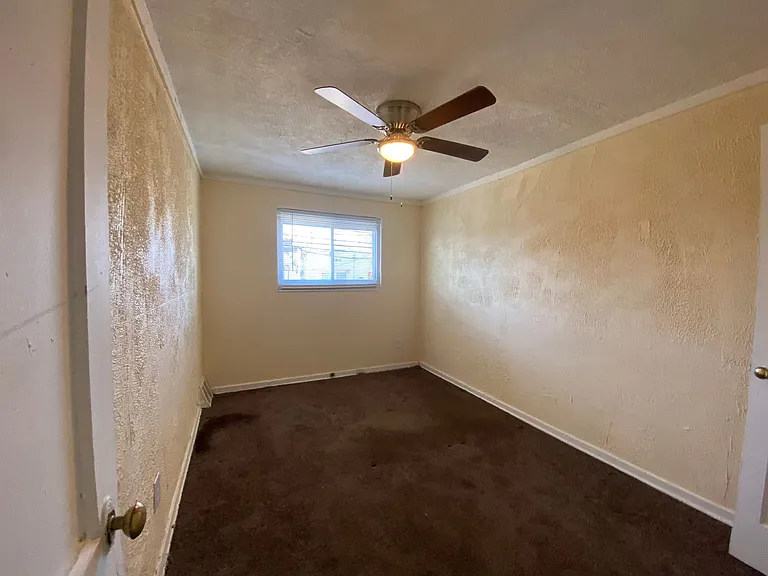 1018 Burnside Rd — Photo 14