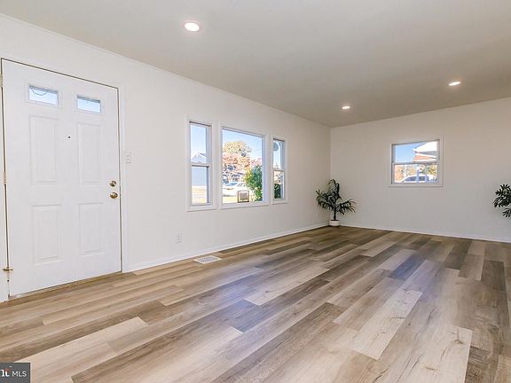 3rd image of 252 N Olds Blvd