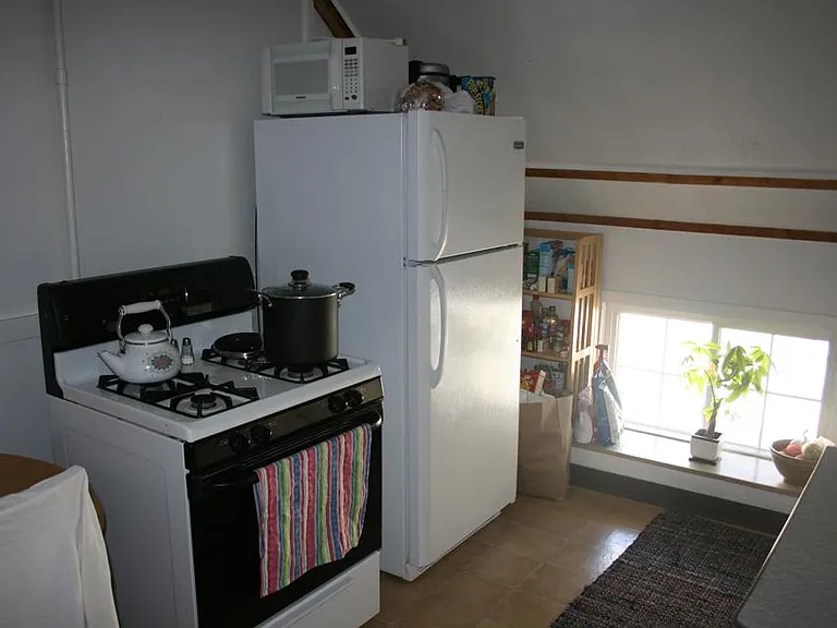 Cozy Kitchen/Dining Room 12ft x 9ft
Flooring replaced with Luxury Vinyl Plank in May 2024.