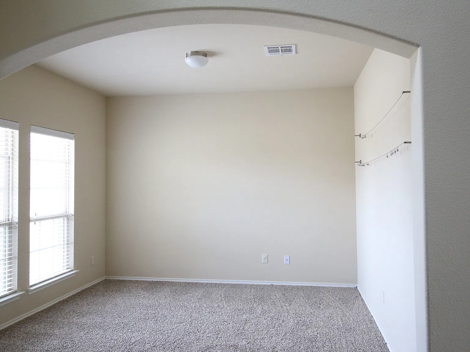 4 bed, 2.5 bath, 2748 sqft, $2,150 — Photo 2