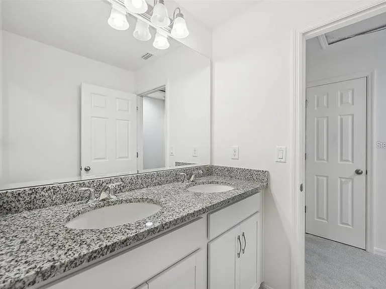 434 North Blvd E — Photo 8