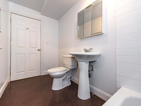 4th image of 147 Halsey St #1
