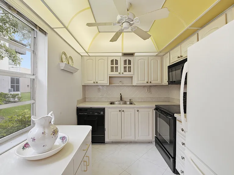 441 Burgundy Ave #441-J — Photo 8