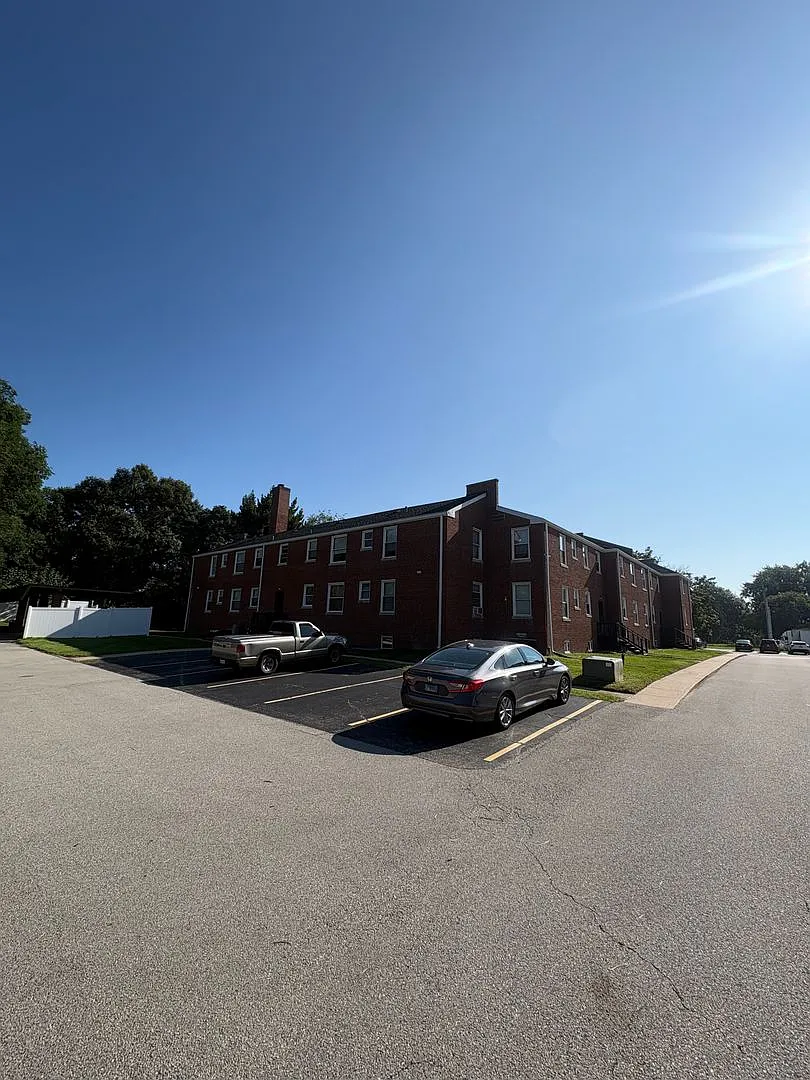 Knoxville Manor — Photo 3