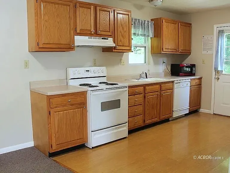 42 Hickory St — Photo 4