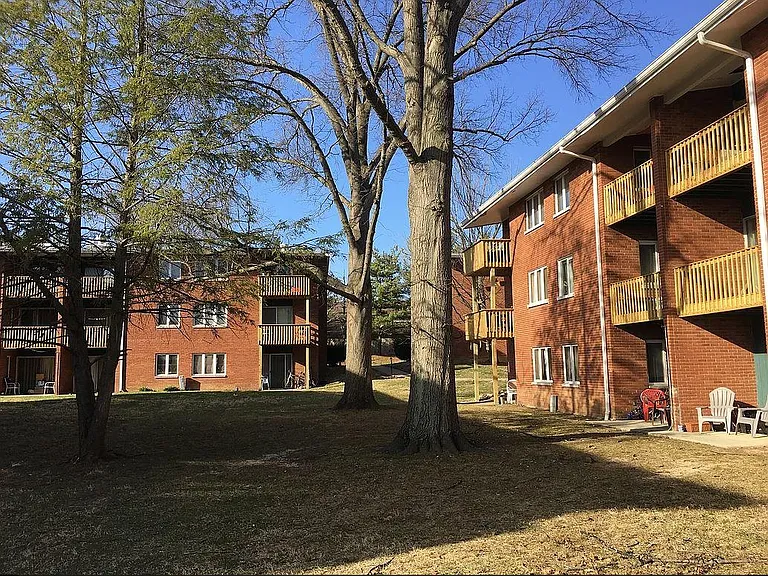Town & Country Apartments — Photo 9