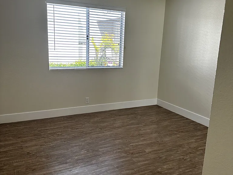 Newport Seacrest Apartments — Photo 5