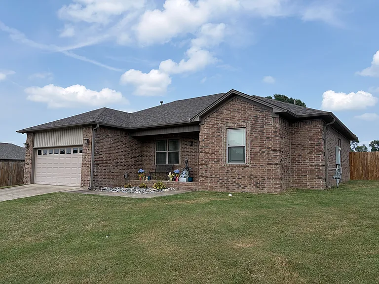 12 Jaguar Dr — Photo 2