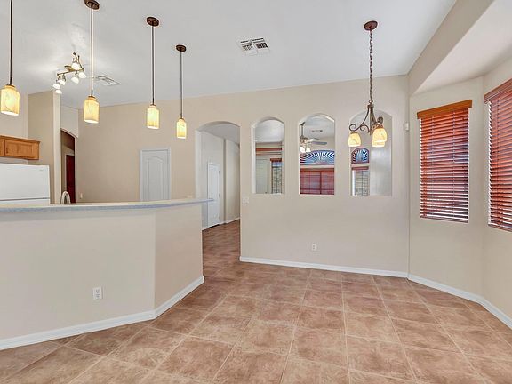 Kitchen w/ eating bay