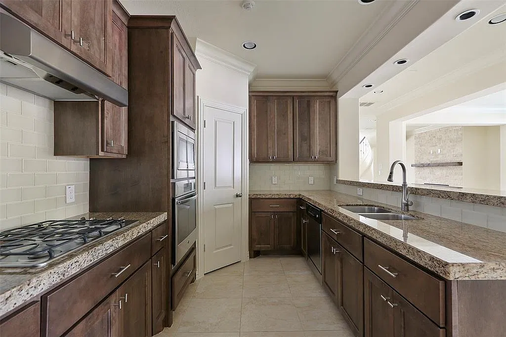 3 bed, 3.5 bath, 3111 sqft, $3,400 — Photo 3