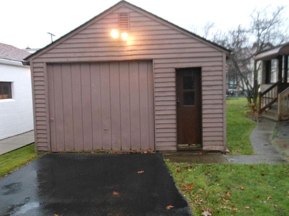 3rd image of 528 Golf Ave