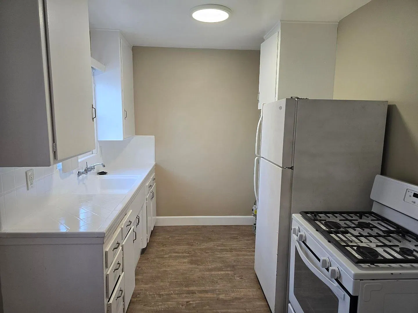 LAST 1 Bedroom/ 1 Bathroom Apartment Available! — Photo 2