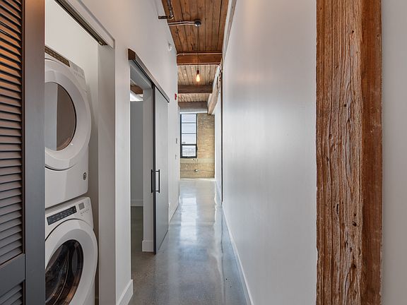 4th image of 2061-71 N Southport Ave #423