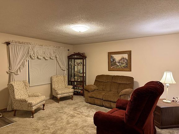 4th image of 623 W Race St