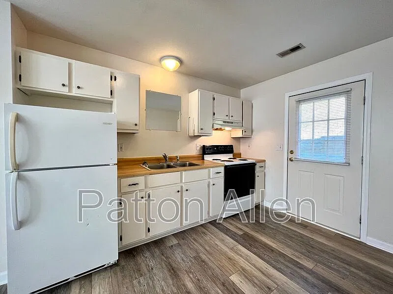 2 bed, 1.0 bath, 650 sqft, $1,300 — Photo 2