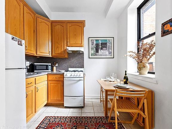 3rd image of 350 Bleecker St APT La