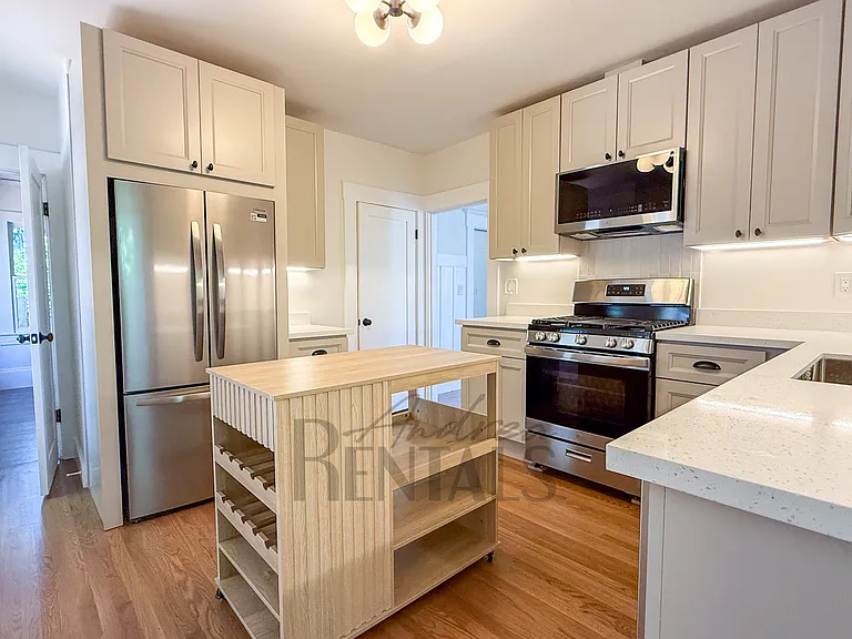 1329 Oxford St — Photo 10
