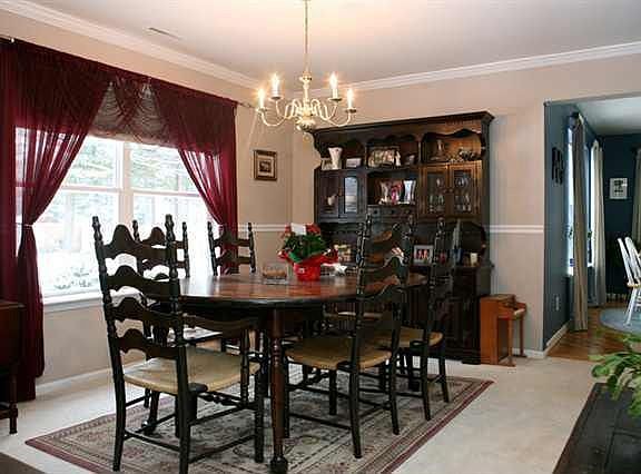 5th image of 141 Goldfinch Ln