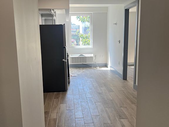 5th image of 1143 Hoe Ave #2E