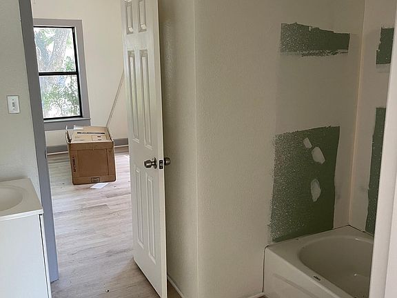 5th image of 1415 W Avenue E