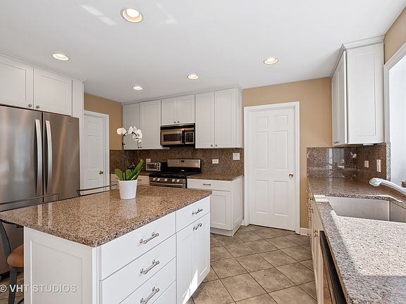 5th image of 350 Versailles Dr