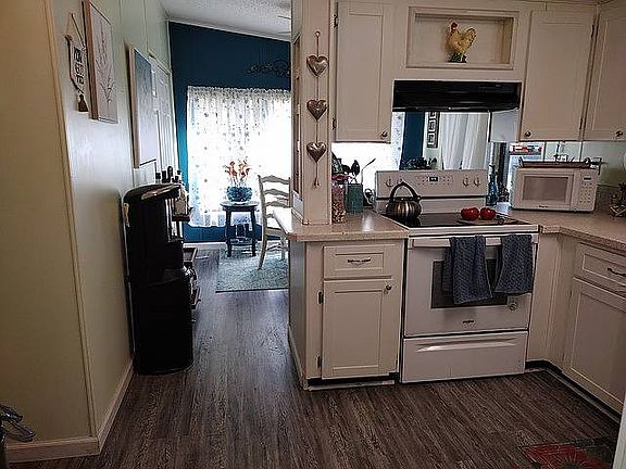4th image of 3215 Country Ln