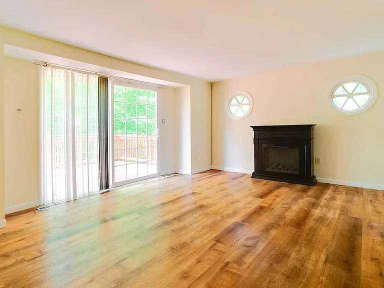 5494 Endicott Ln — Photo 10