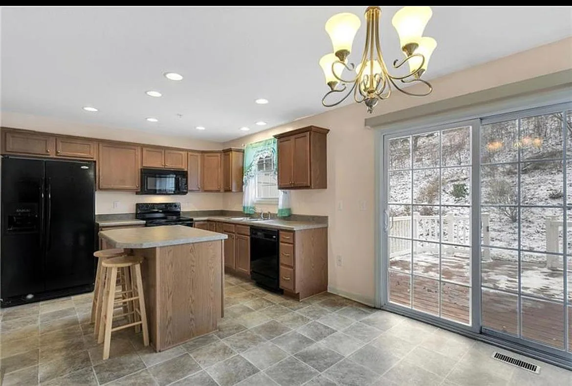 3 bed, 2.5 bath, 1240 sqft, $2,200 — Photo 4