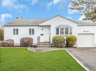 57 Knickerbocker Rd E, Plainview, NY 11803