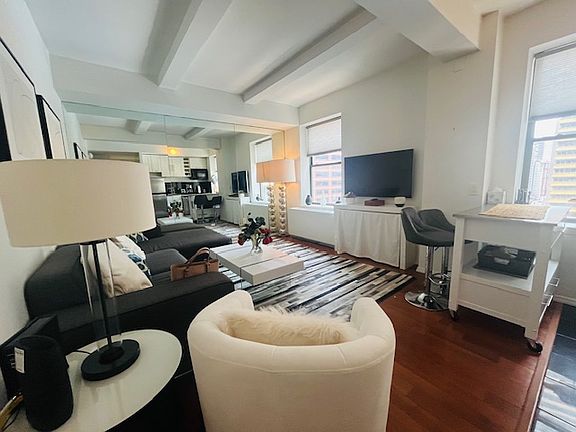 4th image of 150 W 51st St APT 1420