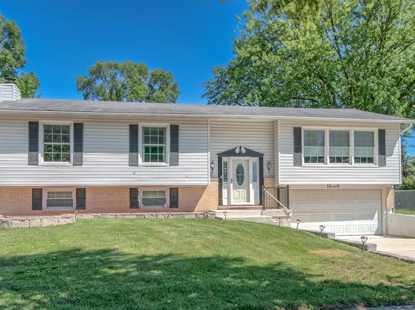 1099 Stratford Ln, Hanover Park, IL 60133