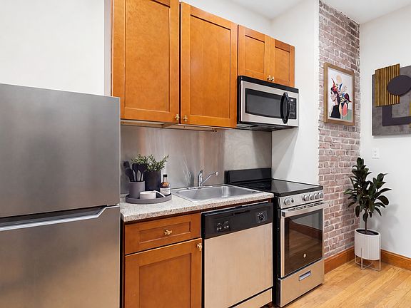 4th image of 324 E 52nd St APT 1C