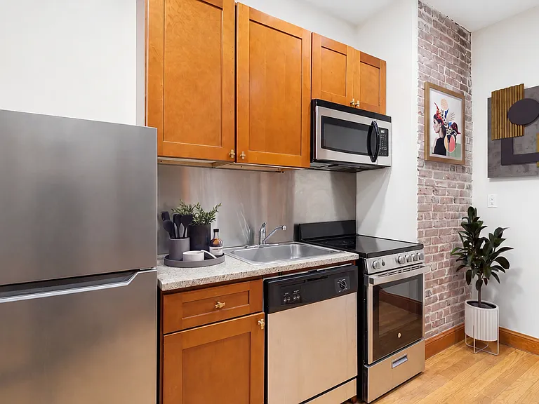 324 E 52nd St #1C — Photo 4