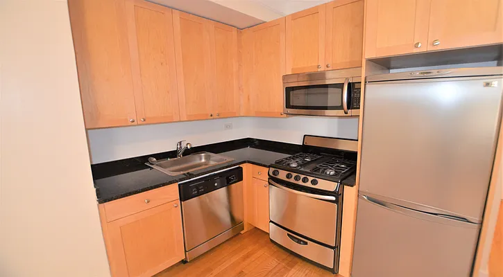 Rented by Manhattan Realty Group | media 8