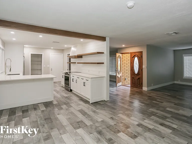 4409 W Griswold Rd — Photo 3
