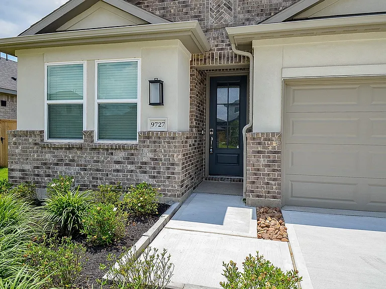 9727 Rialto Heights Dr — Photo 4
