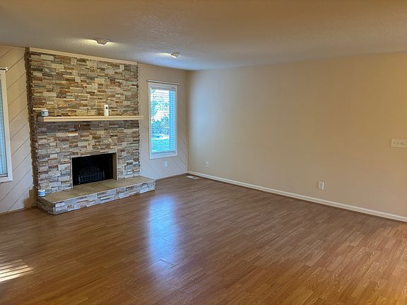 3rd image of 176 Kinloch Ct