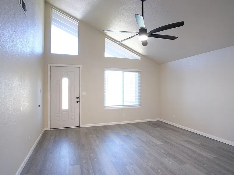 1058 Locust Ave — Photo 6