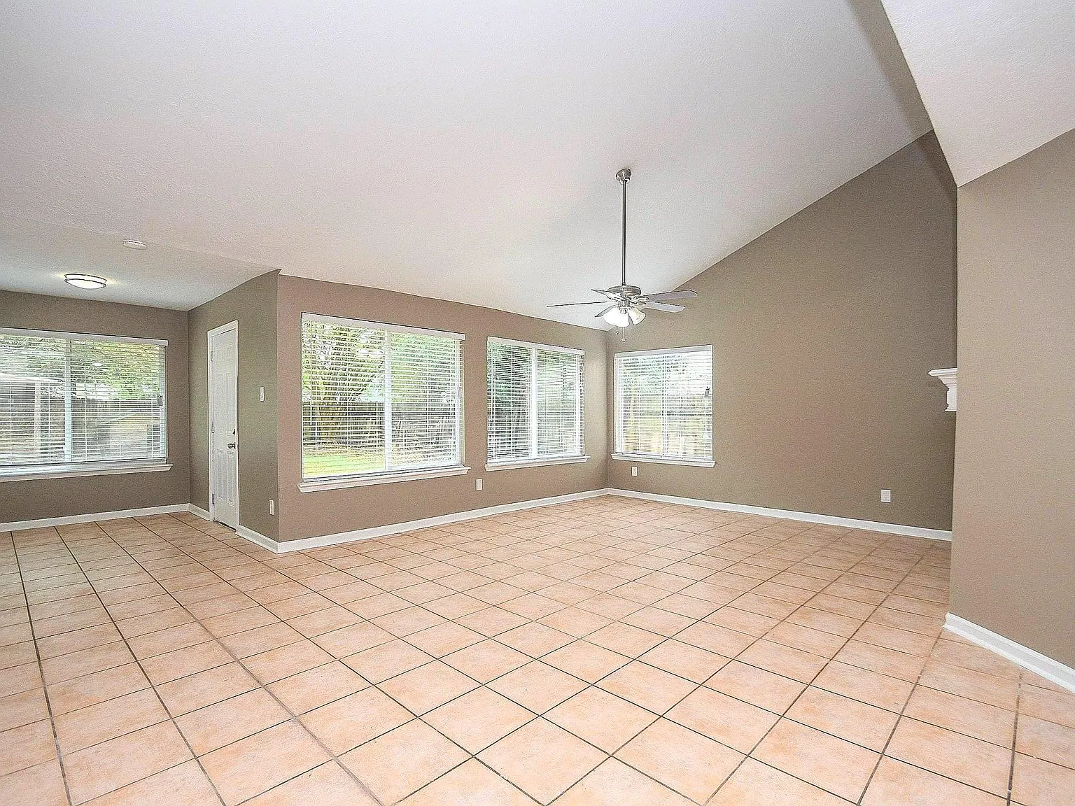 3 bed, 2.0 bath, 1394 sqft, $1,800 — Photo 3