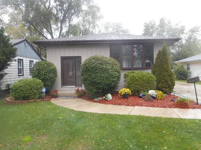 21952 Millard Ave photo 1